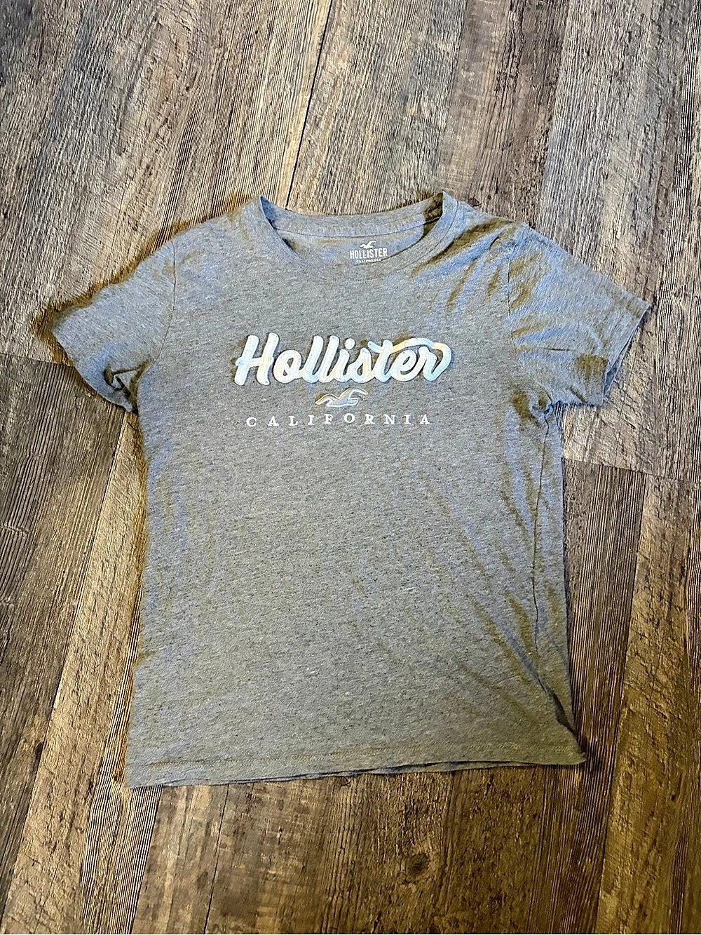 Hollister Graphic Short Sleeve Tee in Gray Like New